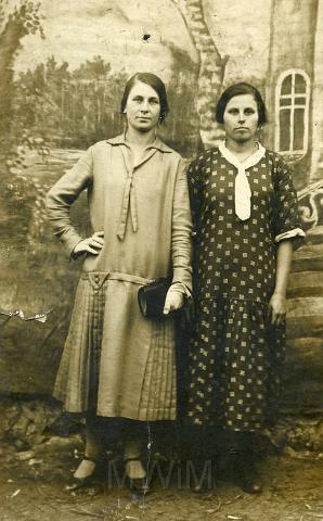 KKE 3830.jpg - Od lewej: pierwsza Jadwiga Stasiłojciówna z koleżanką, lata 20-te XX wieku.